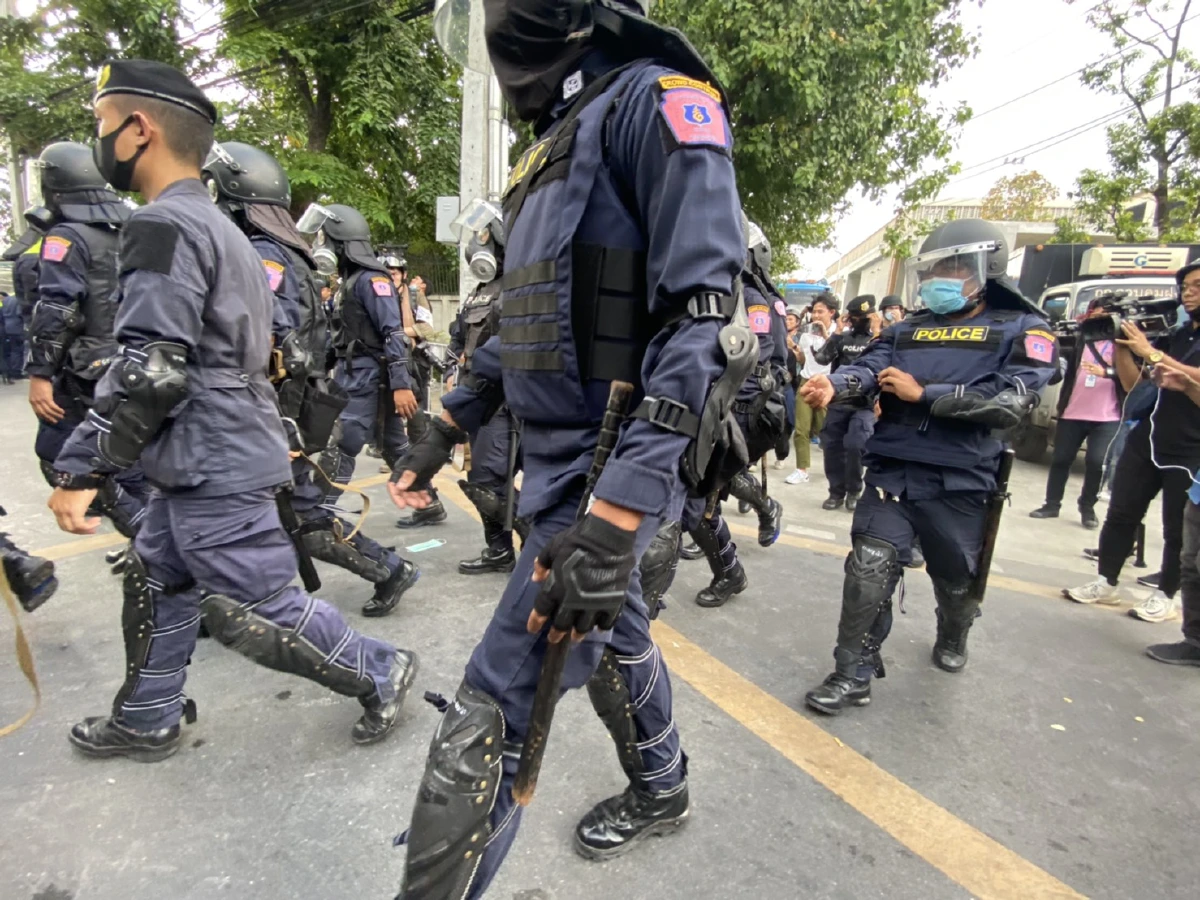 ตร.แจกกระสุนยาง-แก๊สน้ำตาชุดควบคุมฝูงชน