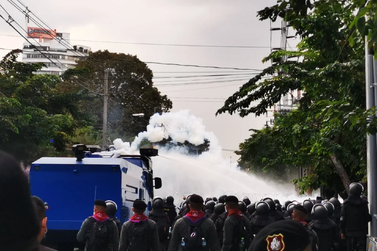 ตร.ตัดสินใจใช้แก๊สน้ำตาเข้าสกัดม็อบราษฎรแล้ว