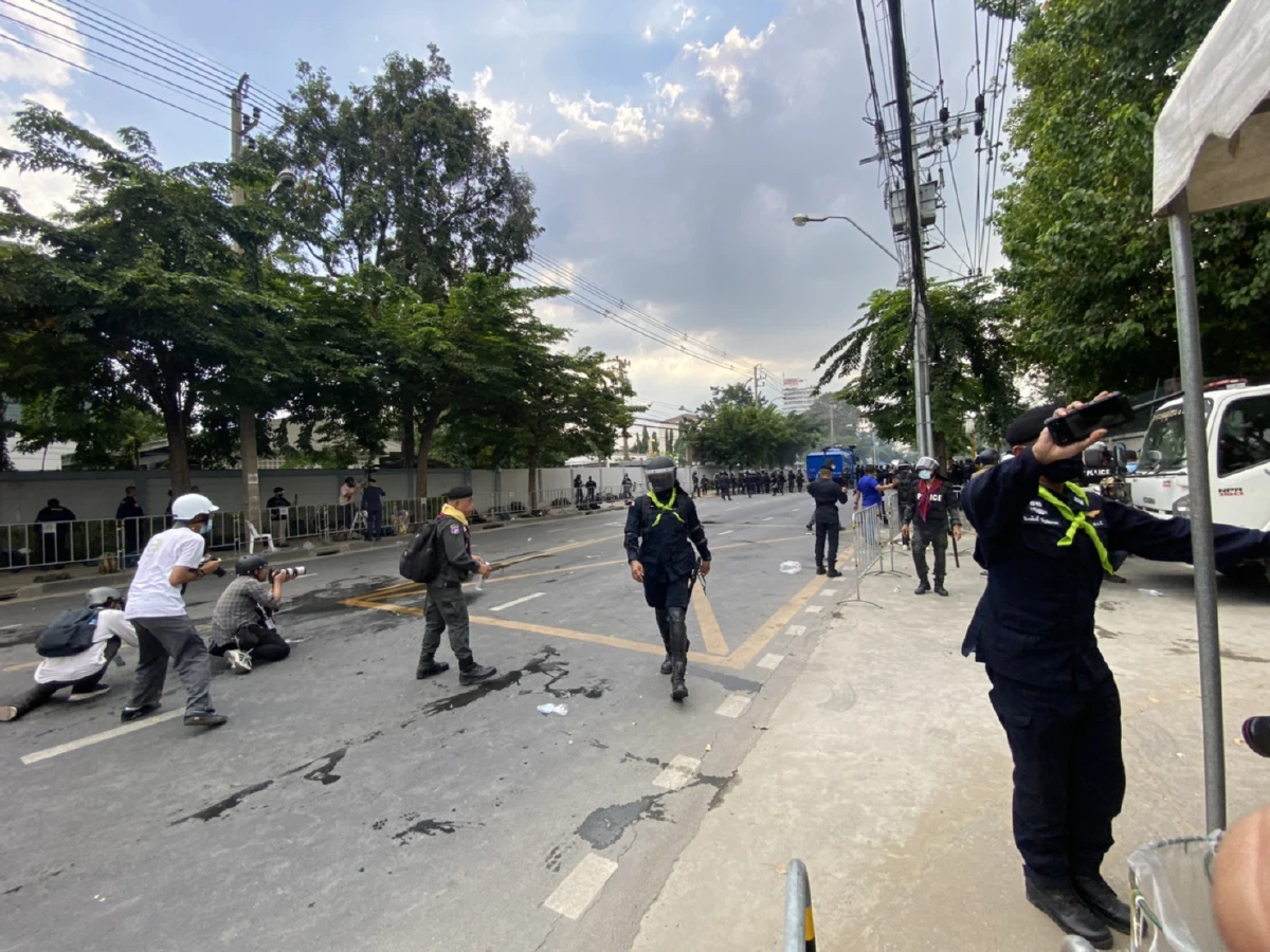 ตร.ตัดสินใจใช้แก๊สน้ำตาเข้าสกัดม็อบราษฎรแล้ว