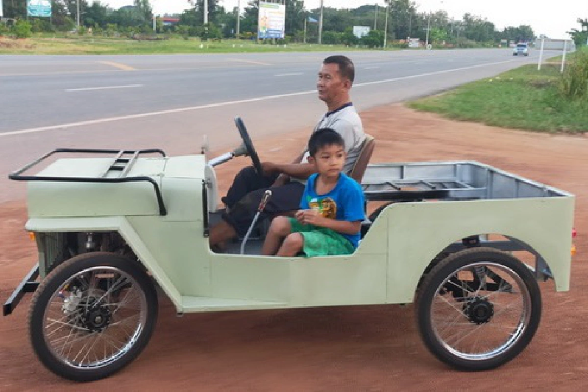 ลุงวัย 51 ความรู้ ป.6 ประดิษฐ์รถโบราณคลาสสิค 4 คันไว้ขับเล่น