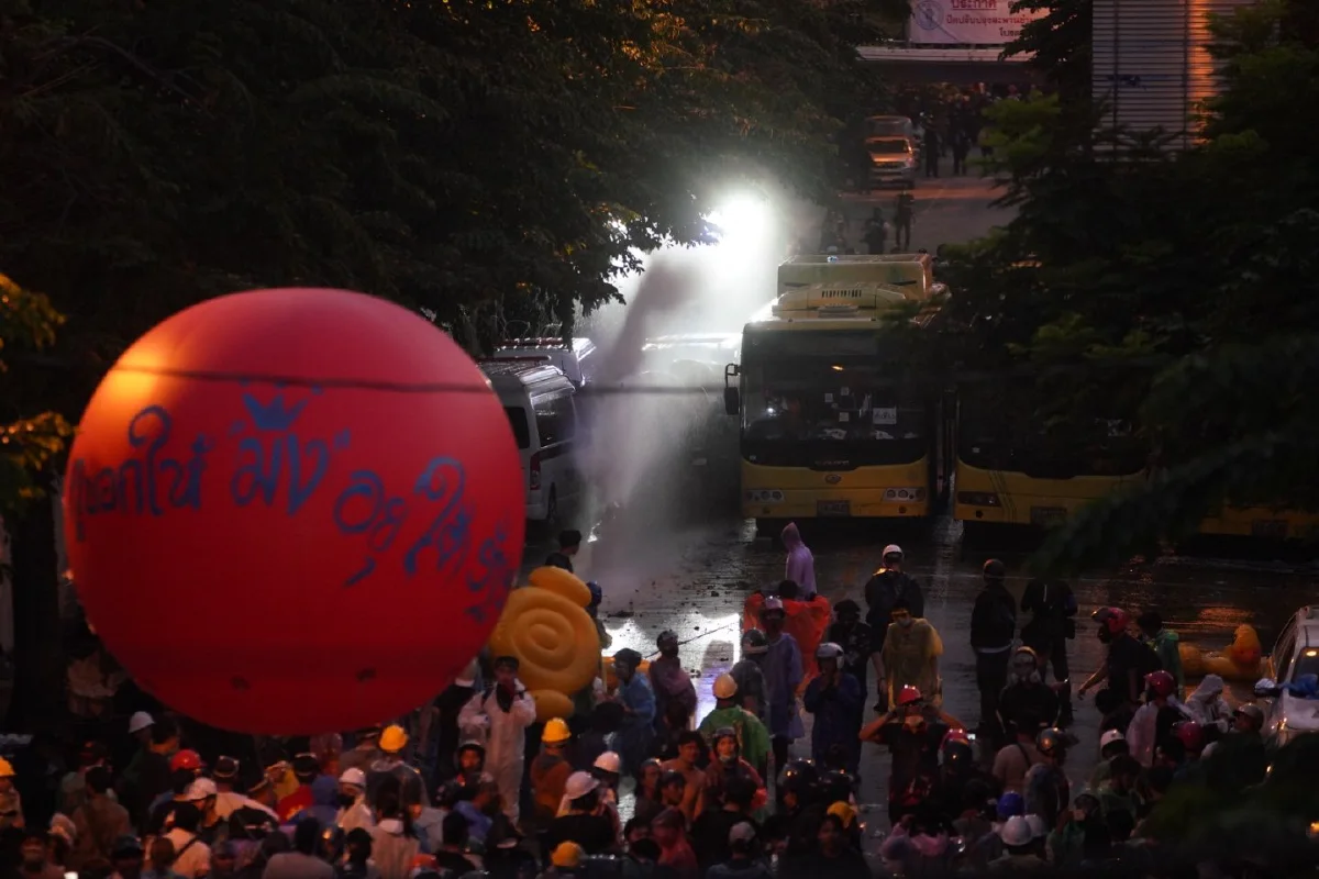 ม็อบปักหลักถนนสามเสนพยายามรุกไปหน้ารัฐสภา