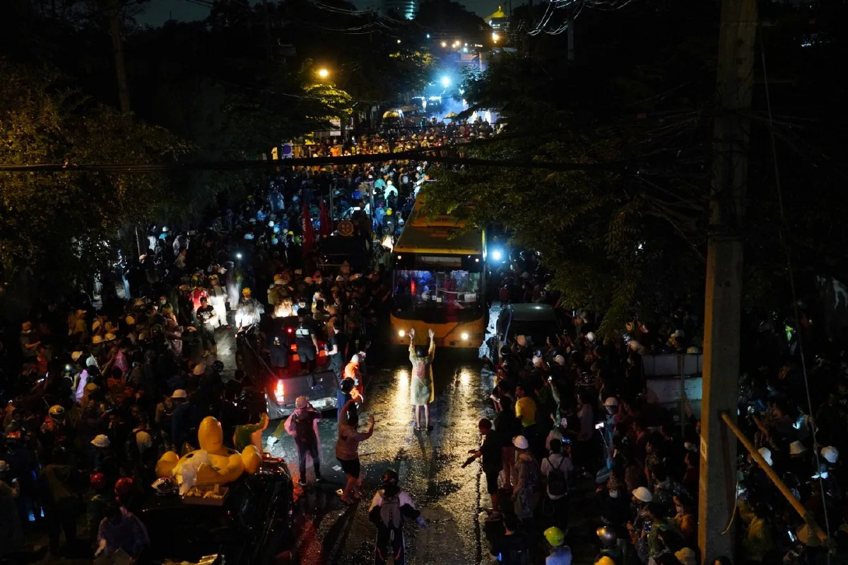 ม็อบปักหลักถนนสามเสนพยายามรุกไปหน้ารัฐสภา