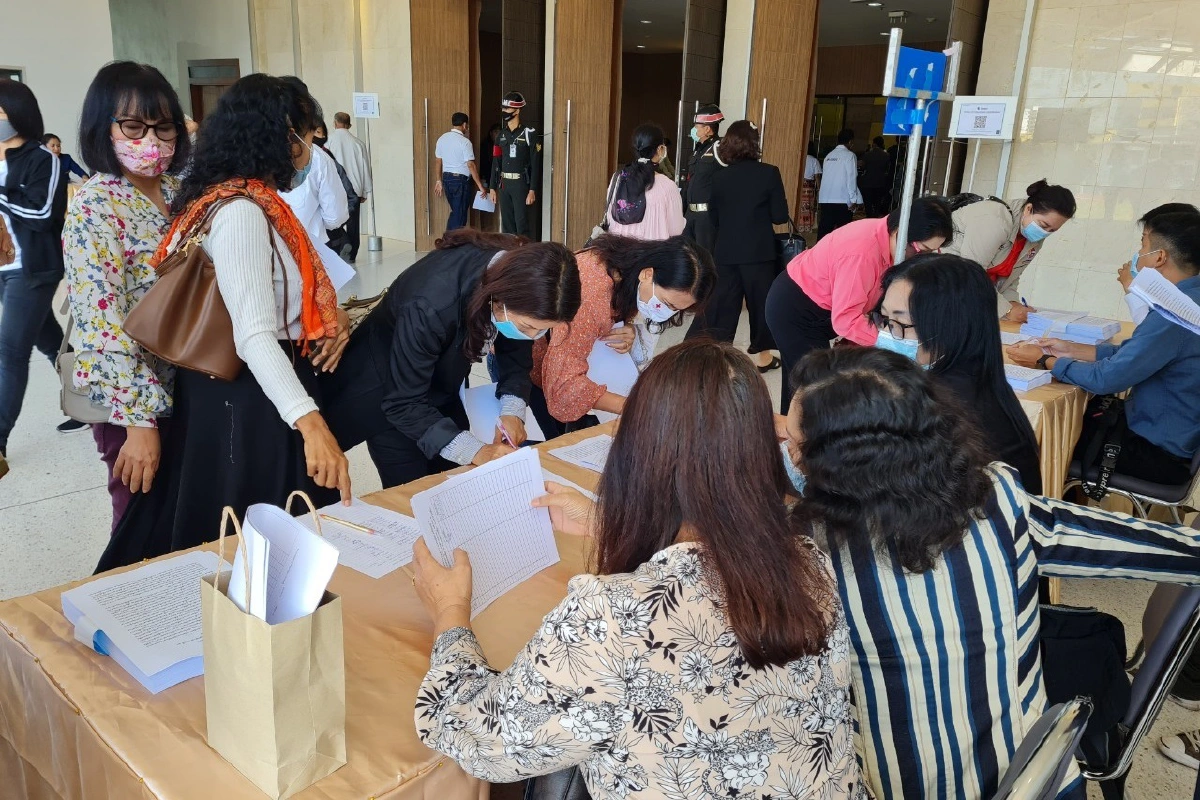 ครูรวมพลังขอความเป็นธรรมสอบทุจริตสนามฟุตซอลโรงเรียน