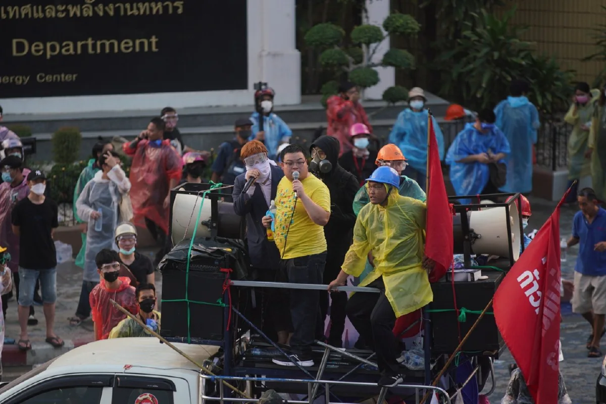 ม็อบชนม็อบแล้ว! กลุ่มราษฎร-เสื้อเหลืองตีกันชุลมุน