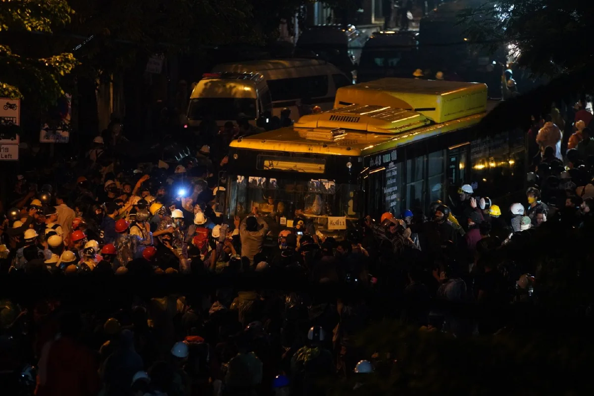 ม็อบปักหลักถนนสามเสนพยายามรุกไปหน้ารัฐสภา