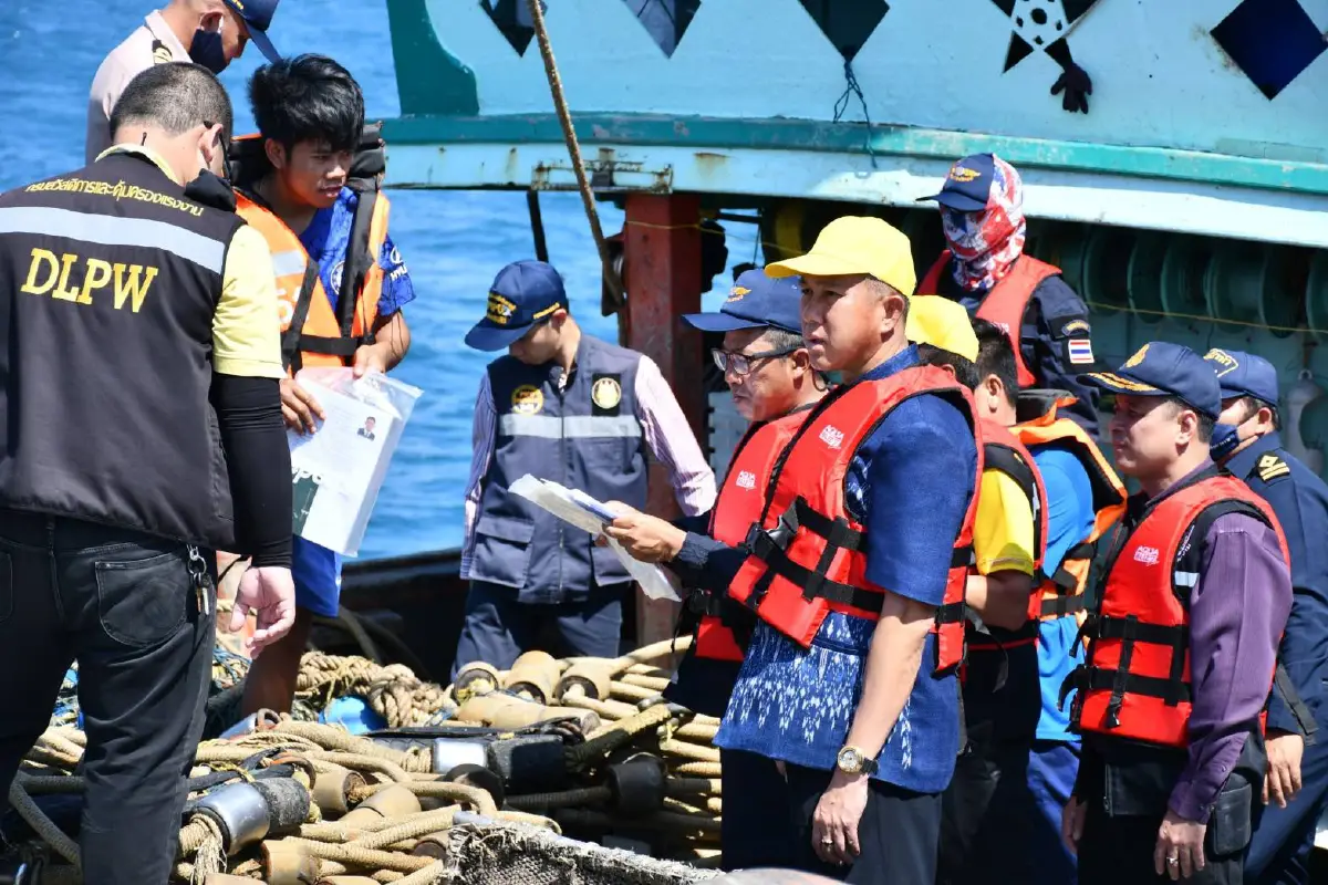 ระดมตรวจเรือประมงกลางทะเลชลบุรีป้องกันค้ามนุษย์