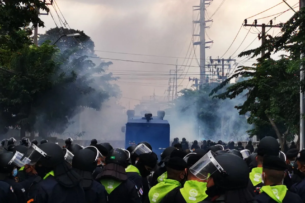 ตร.ตัดสินใจใช้แก๊สน้ำตาเข้าสกัดม็อบราษฎรแล้ว
