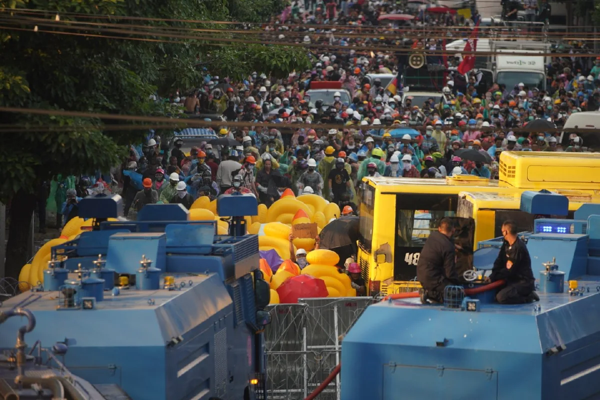 ม็อบงัดห่วงยางเป็ดสู้น้ำ ตร.เสริมกำลังแยกเกียกกาย