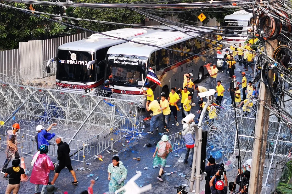 ม็อบชนม็อบแล้ว! กลุ่มราษฎร-เสื้อเหลืองตีกันชุลมุน