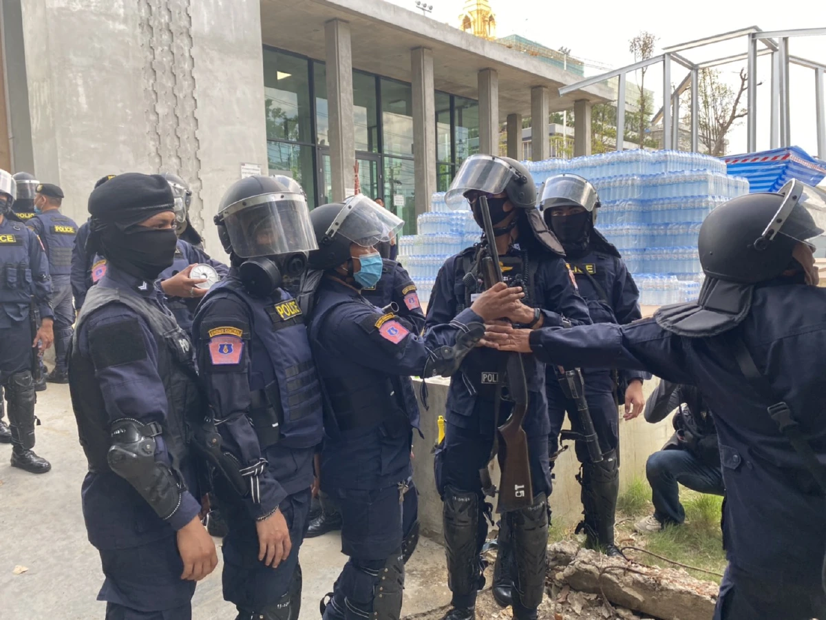 ตร.แจกกระสุนยาง-แก๊สน้ำตาชุดควบคุมฝูงชน