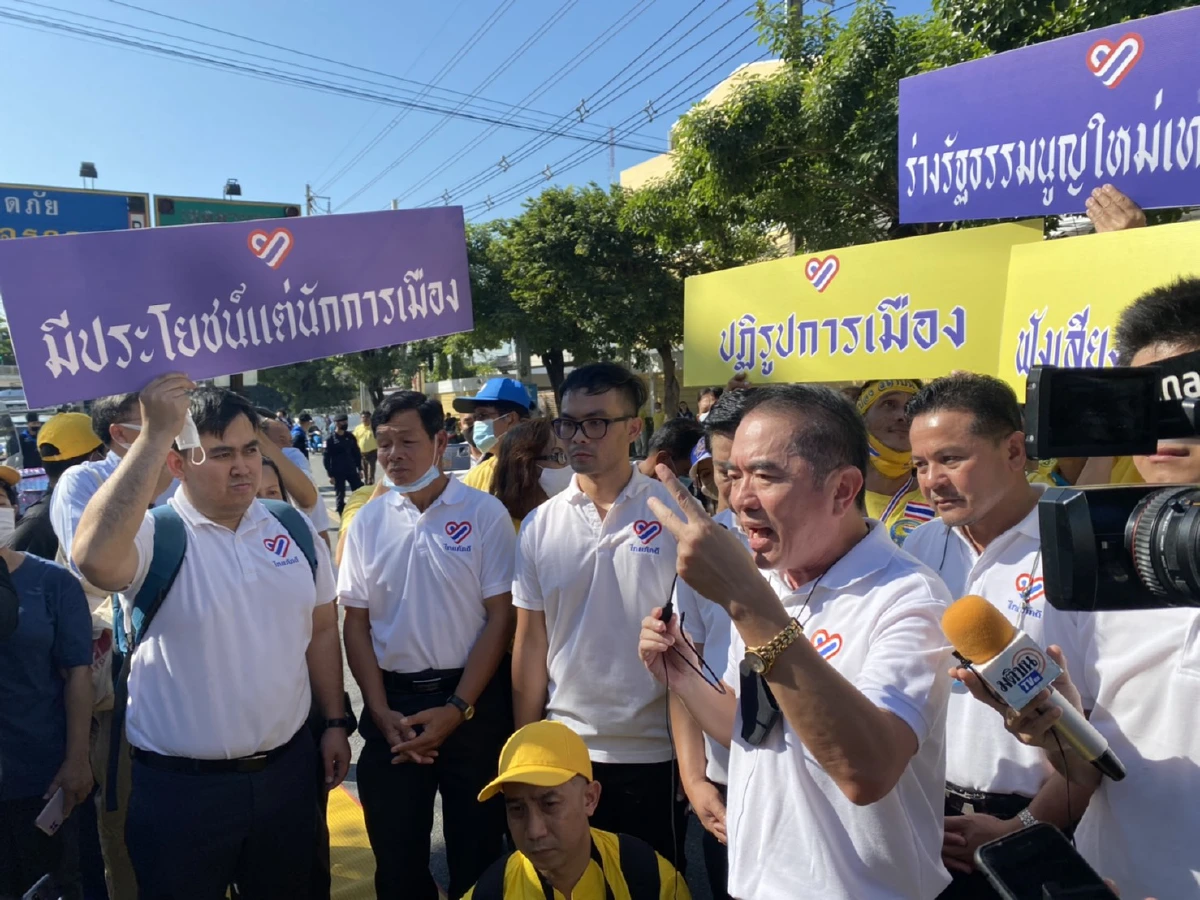 "กลุ่มไทยภักดี"มาตามนัด ยื่นหนังสือประธานวุฒิสภาค้านร่างแก้ไขรธน.ทั้งหมด