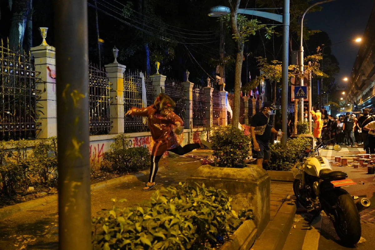 เละ!ภาพชุดสภาพหน้าสำนักงานตำรวจแห่งชาติหลังม็อบสาดสีใส่