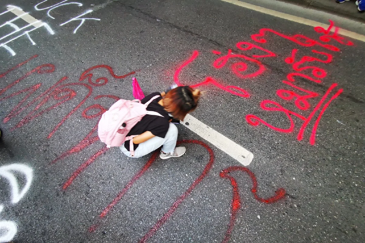 ม็อบเริ่มทำกิจกรรมใช้สีพ่นข้อความบนถนนหน้าสตช. "รุ้ง"ยืนยันไม่มีการบุกเข้าไป