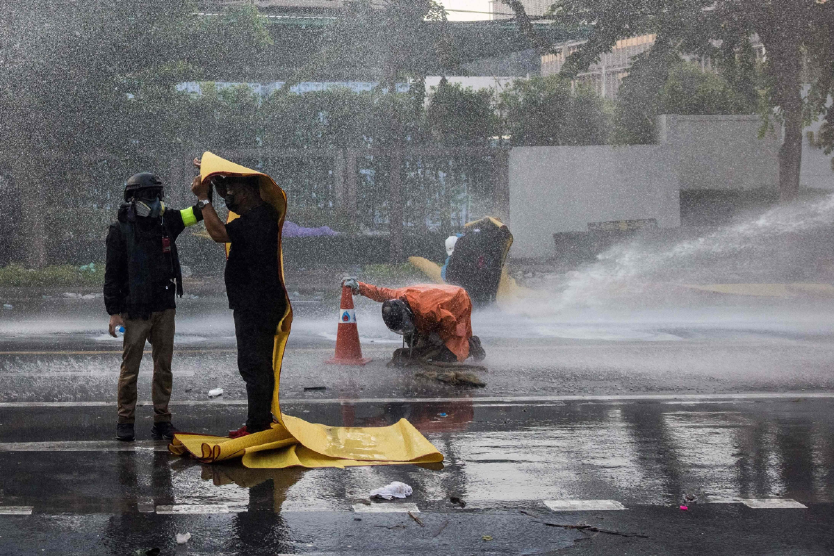 ฝ่าม่านแก๊สน้ำตาผ่าเลนส์สื่อนอกมองประท้วงในไทย