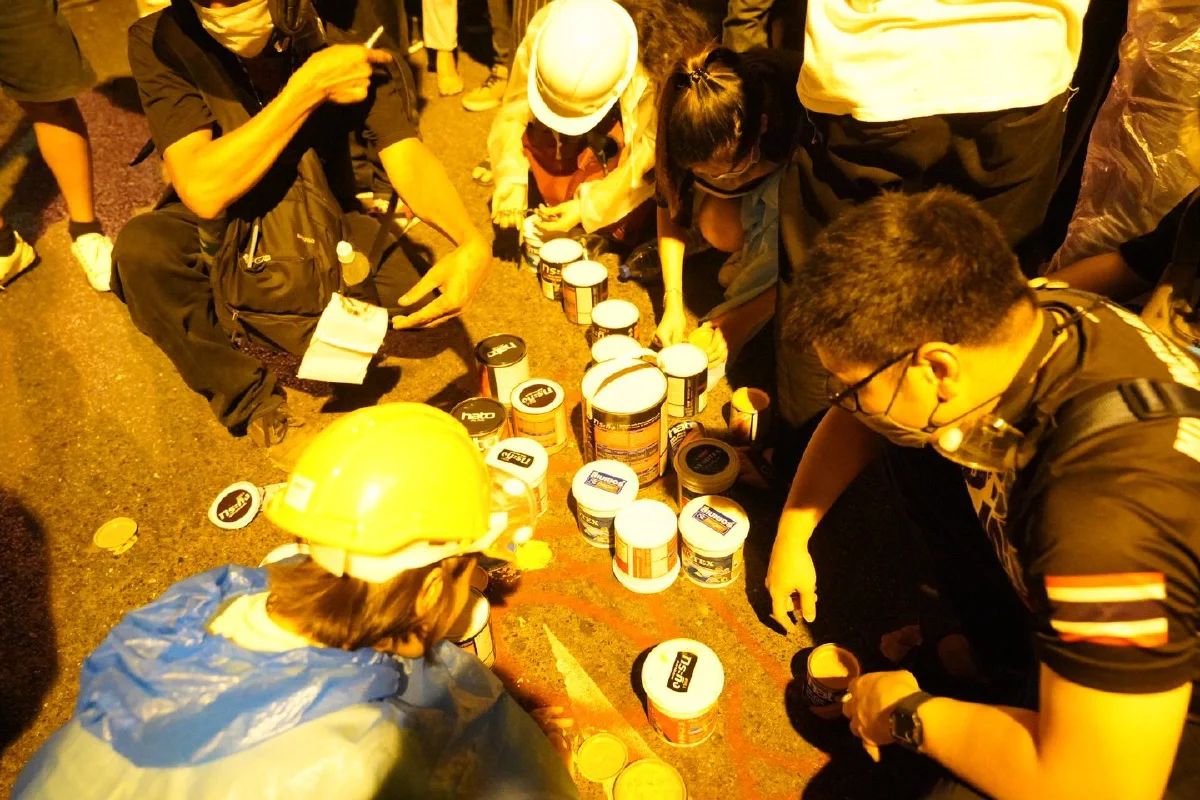 เละ!ภาพชุดสภาพหน้าสำนักงานตำรวจแห่งชาติหลังม็อบสาดสีใส่