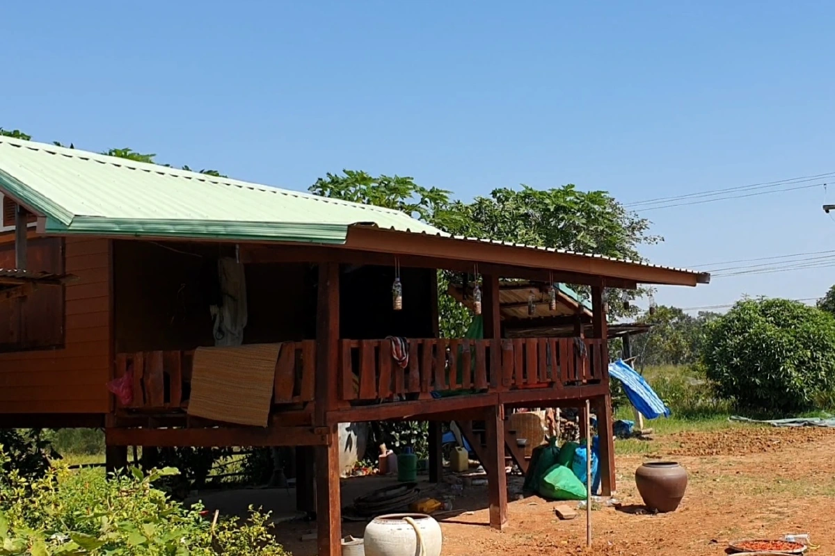 ชาวบ้านกว่าสิบหลังคาเรือนไม่มีกระแสไฟฟ้าใช้ทั้งที่เสาไฟฟ้าอยู่ฝั่งตรงข้ามถนน