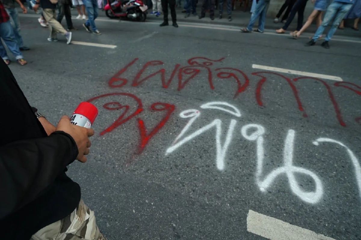 ม็อบเริ่มทำกิจกรรมใช้สีพ่นข้อความบนถนนหน้าสตช. "รุ้ง"ยืนยันไม่มีการบุกเข้าไป