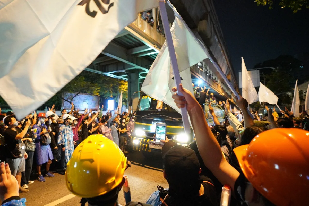 ม็อบจัดกิจกรรมสาดสี-ฉีดน้ำหน้าสตช.โต้กลับตำรวจ