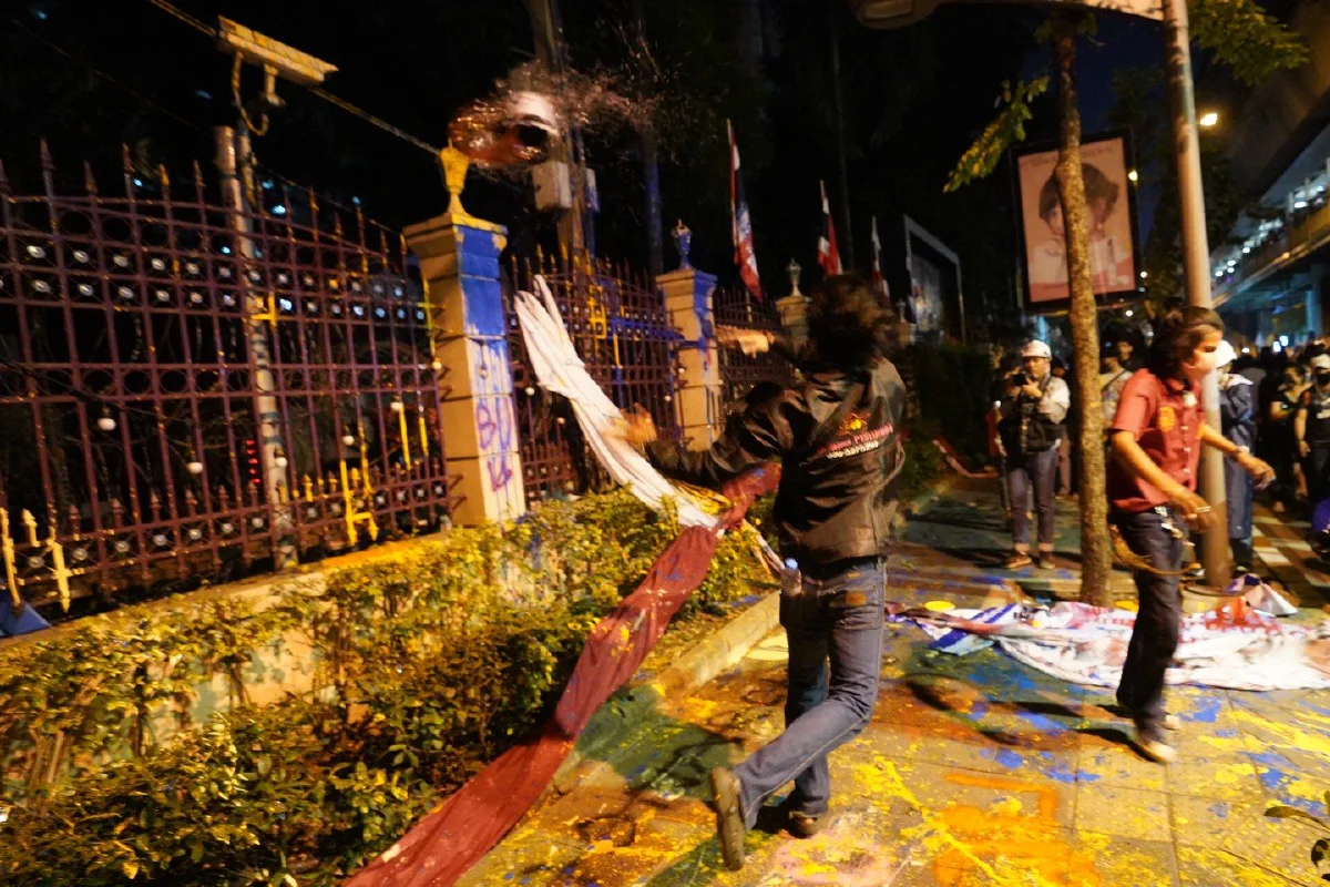 เละ!ภาพชุดสภาพหน้าสำนักงานตำรวจแห่งชาติหลังม็อบสาดสีใส่