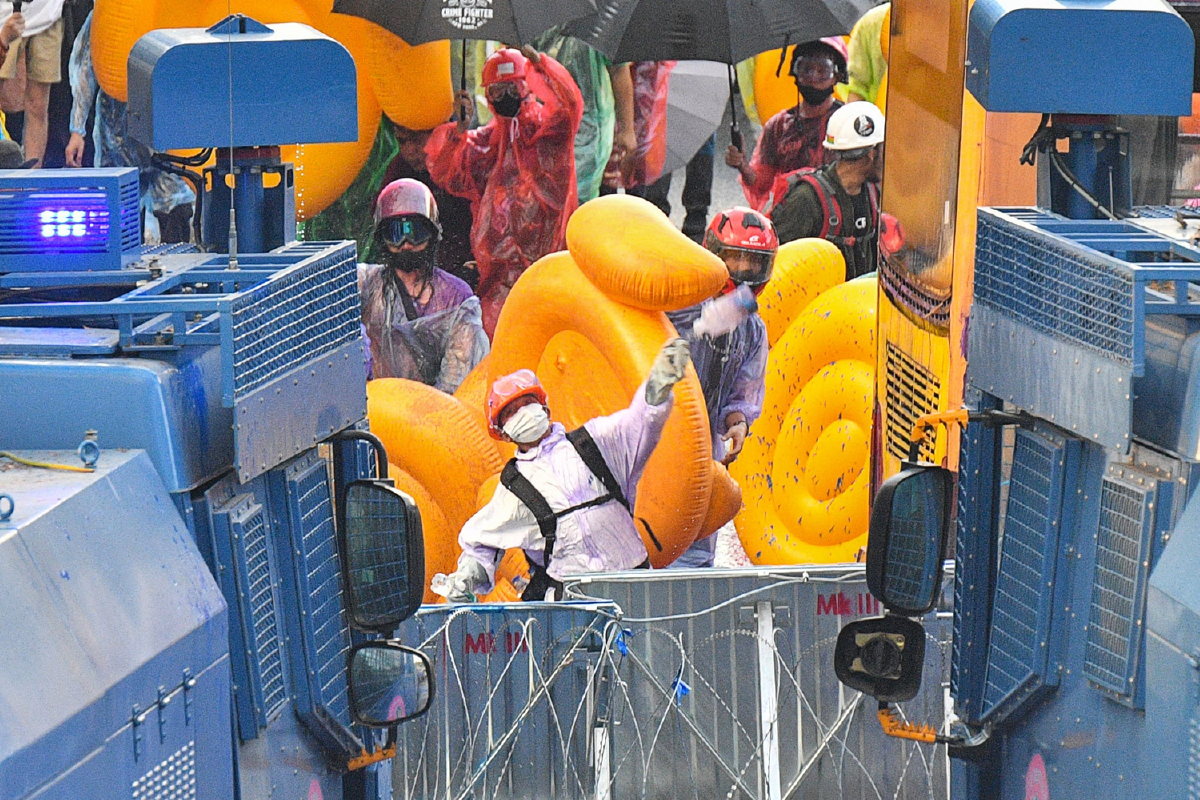 ฝ่าม่านแก๊สน้ำตาผ่าเลนส์สื่อนอกมองประท้วงในไทย