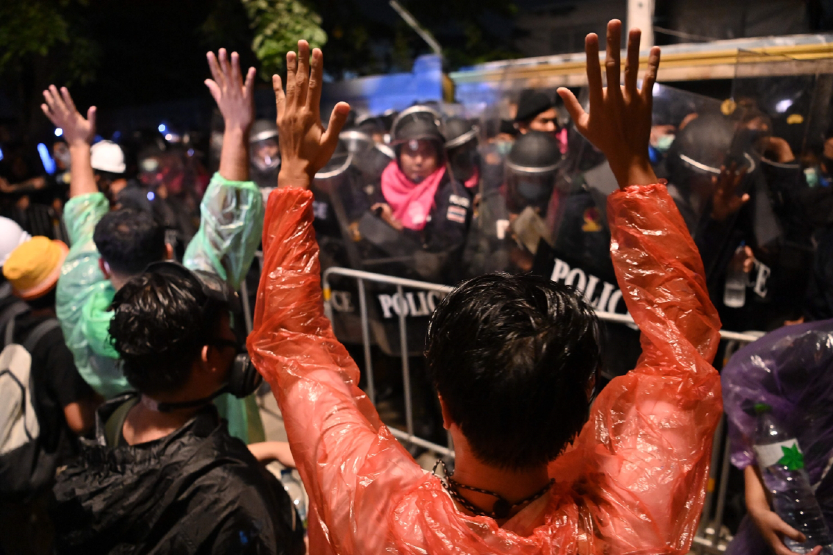 ฝ่าม่านแก๊สน้ำตาผ่าเลนส์สื่อนอกมองประท้วงในไทย