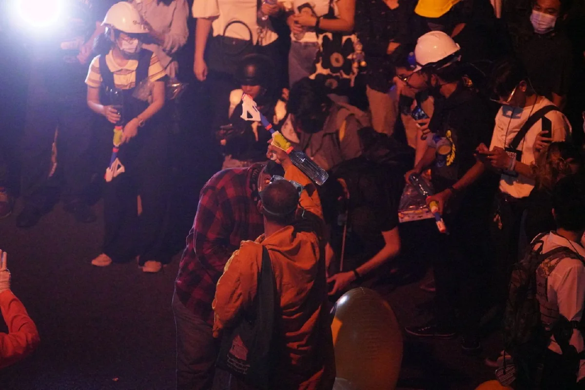 ม็อบแจกปืนฉีดน้ำให้มวลชนหน้าสตช. แกนนำลั่นขอเอาคืนตำรวจ