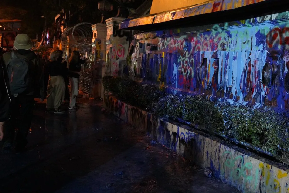 เละ!ภาพชุดสภาพหน้าสำนักงานตำรวจแห่งชาติหลังม็อบสาดสีใส่