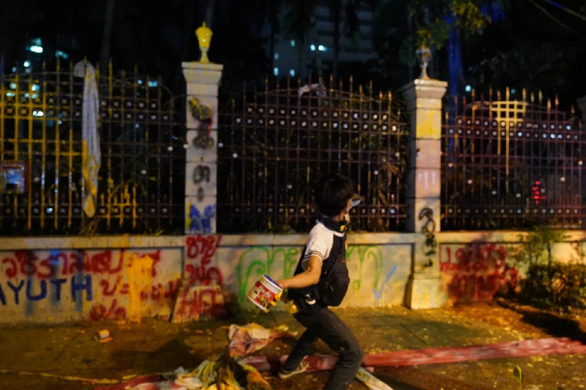 เละ!ภาพชุดสภาพหน้าสำนักงานตำรวจแห่งชาติหลังม็อบสาดสีใส่