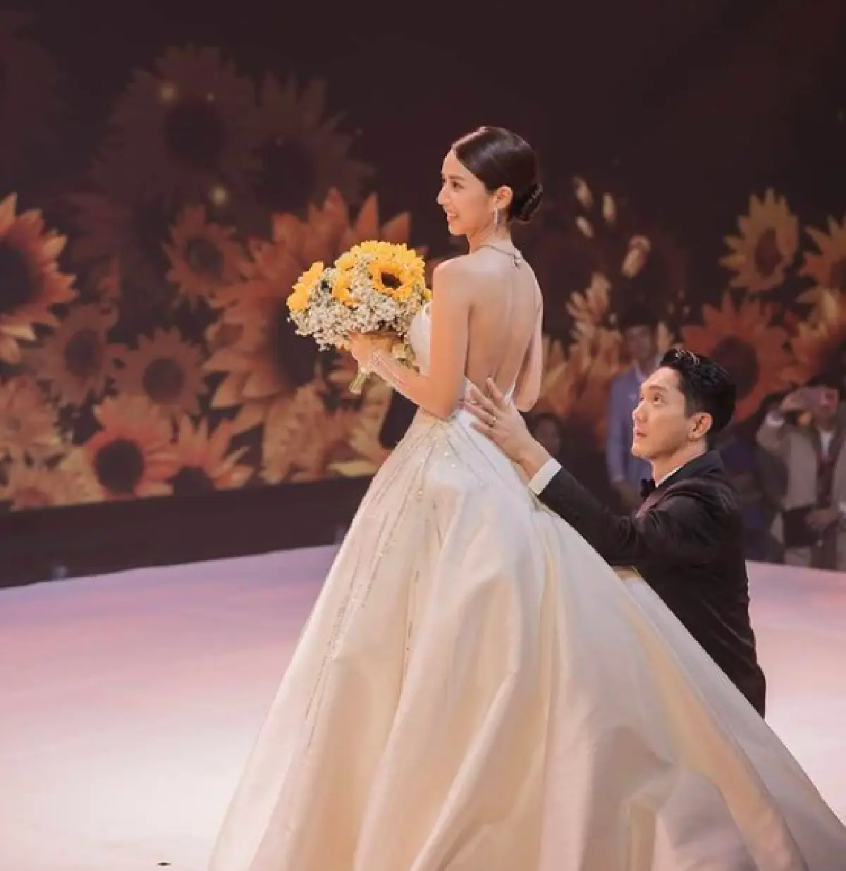 “ปั๊บ-ใบเตย” จัดงานแต่งแบบยั่งยืนใช้จอ LED แทนการจัดดอกไม้ ช่วยลดขยะไปได้เยอะมาก 