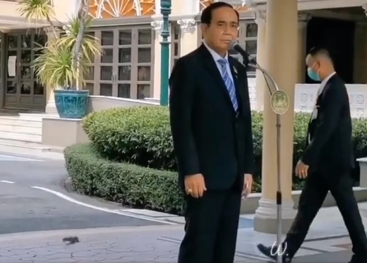 ทีม รปภ.นายก พยายามสกัด "ตัวเงินตัวทองจิ๋ว" ที่เดินเข้าใกล้ "บิ๊กตู่"