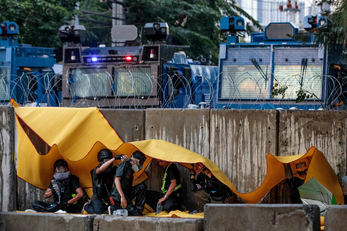 ฝ่าม่านแก๊สน้ำตาผ่าเลนส์สื่อนอกมองประท้วงในไทย