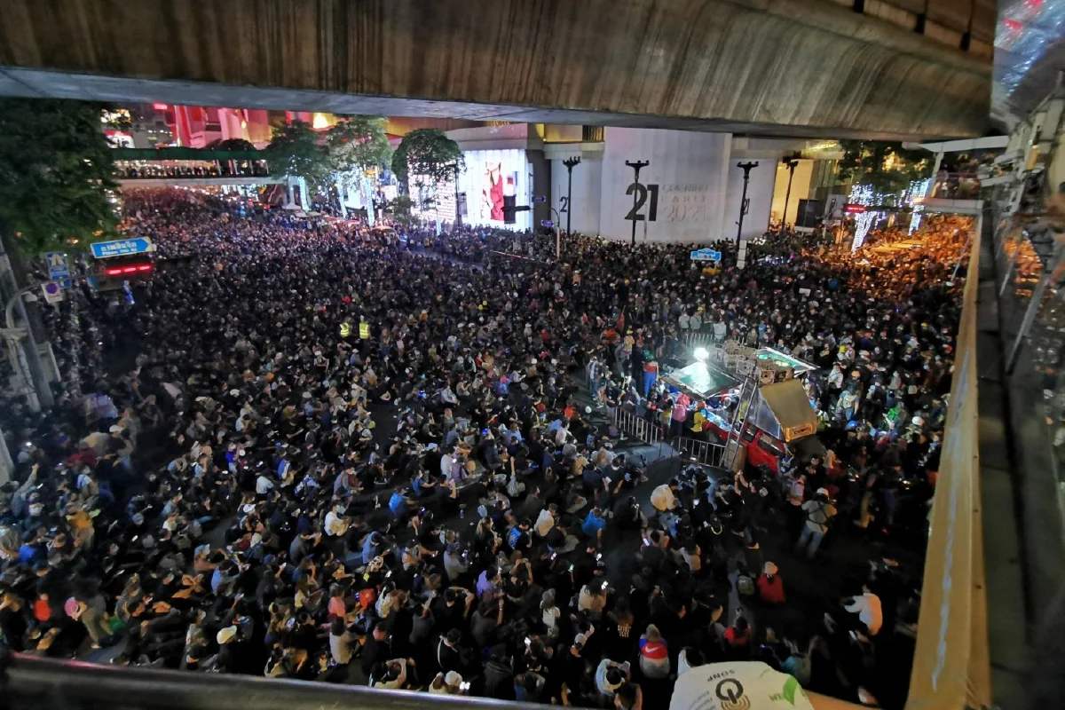 ม็อบแจกปืนฉีดน้ำให้มวลชนหน้าสตช. แกนนำลั่นขอเอาคืนตำรวจ