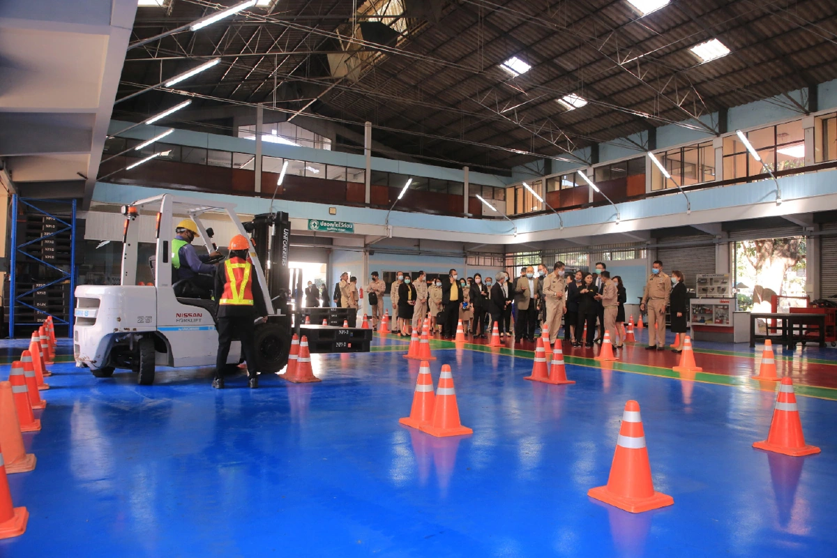 ก.แรงงาน ลุยชลบุรี พัฒนาคนด้านเทคโนโลยีสมัยใหม่