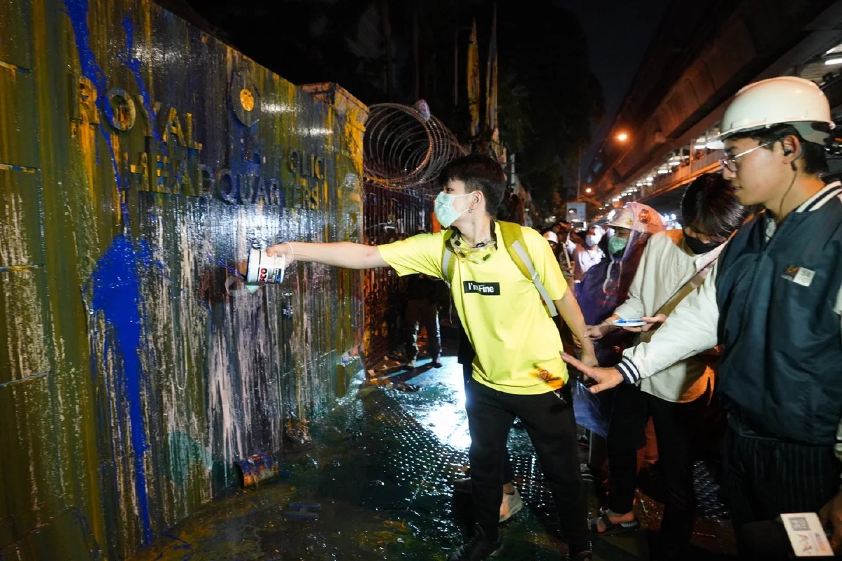 เละ!ภาพชุดสภาพหน้าสำนักงานตำรวจแห่งชาติหลังม็อบสาดสีใส่