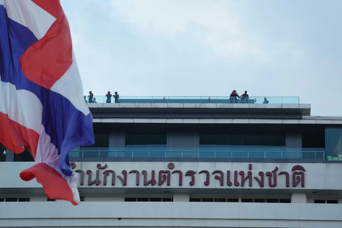 ตร.นำรถบรรทุกจอดขวางประตูทางเข้าสตช.ป้องกันม็อบบุก