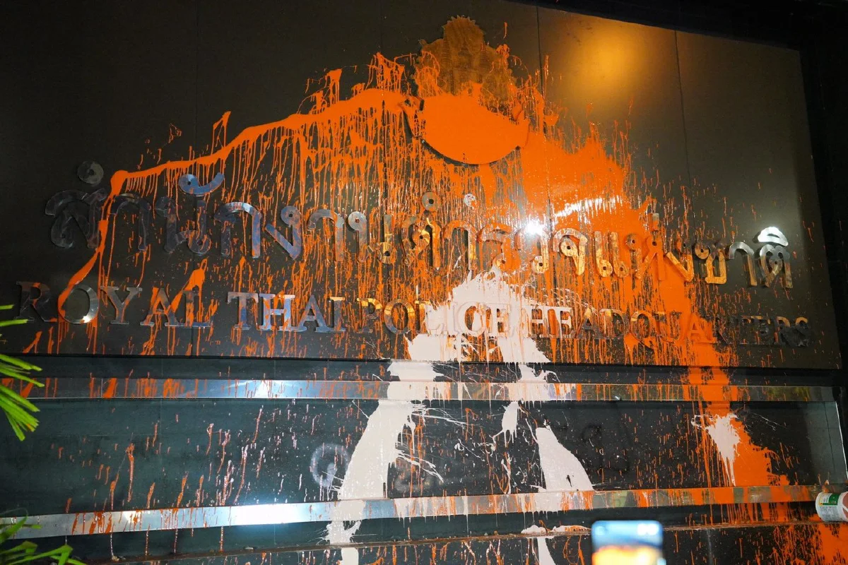 ม็อบจัดกิจกรรมสาดสี-ฉีดน้ำหน้าสตช.โต้กลับตำรวจ