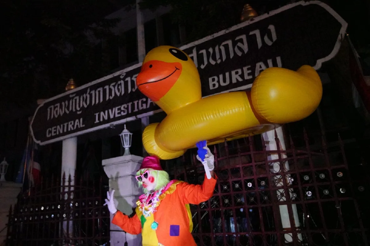 ม็อบจัดกิจกรรมสาดสี-ฉีดน้ำหน้าสตช.โต้กลับตำรวจ