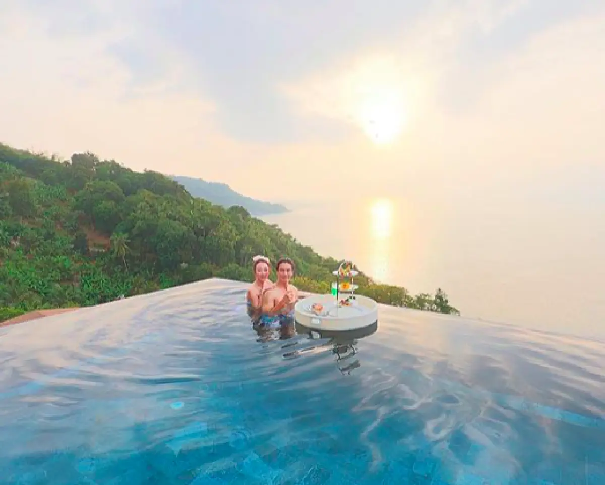 "ตู่-มาวิน" ควงคู่เที่ยวภูเก็ต พร้อมโชว์ความแซ่บแบบแพ็คคู่ก่อนแต่งงาน 