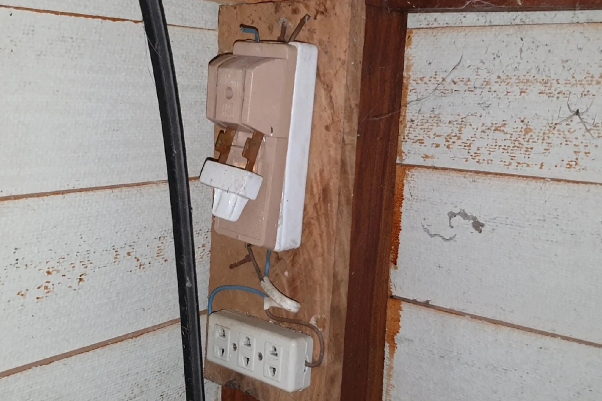 ชาวบ้านกว่าสิบหลังคาเรือนไม่มีกระแสไฟฟ้าใช้ทั้งที่เสาไฟฟ้าอยู่ฝั่งตรงข้ามถนน