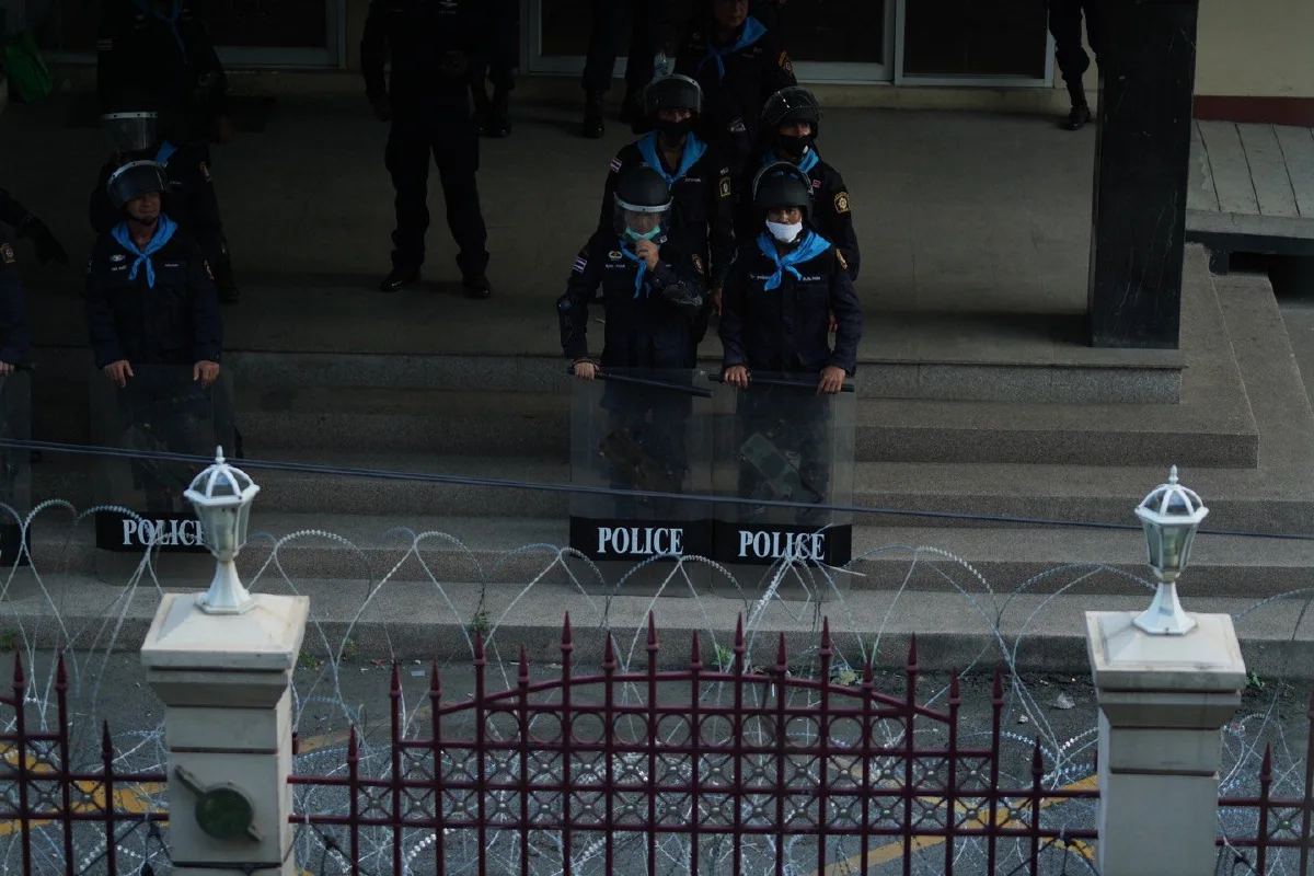 ตร.นำรถบรรทุกจอดขวางประตูทางเข้าสตช.ป้องกันม็อบบุก