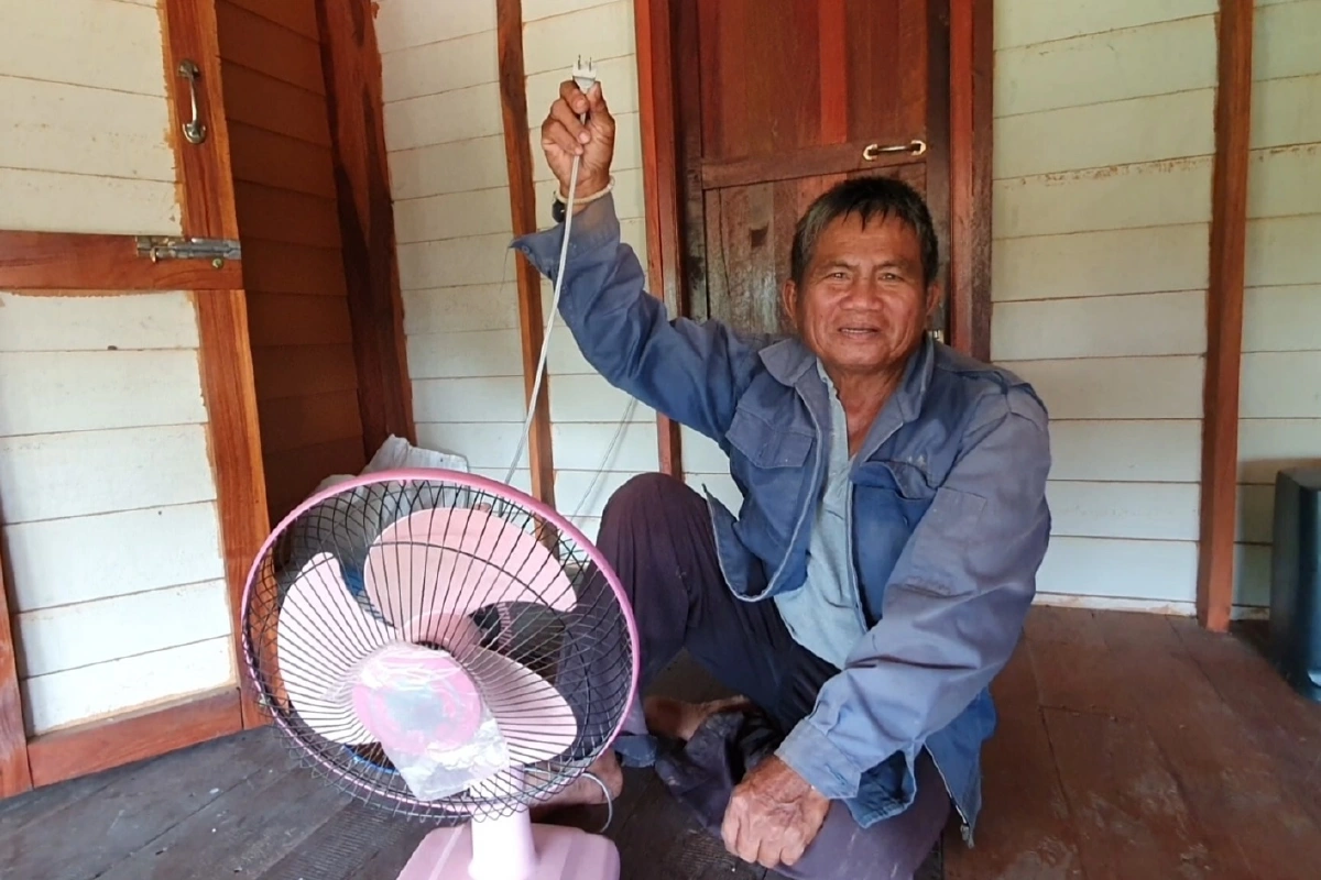 ชาวบ้านกว่าสิบหลังคาเรือนไม่มีกระแสไฟฟ้าใช้ทั้งที่เสาไฟฟ้าอยู่ฝั่งตรงข้ามถนน