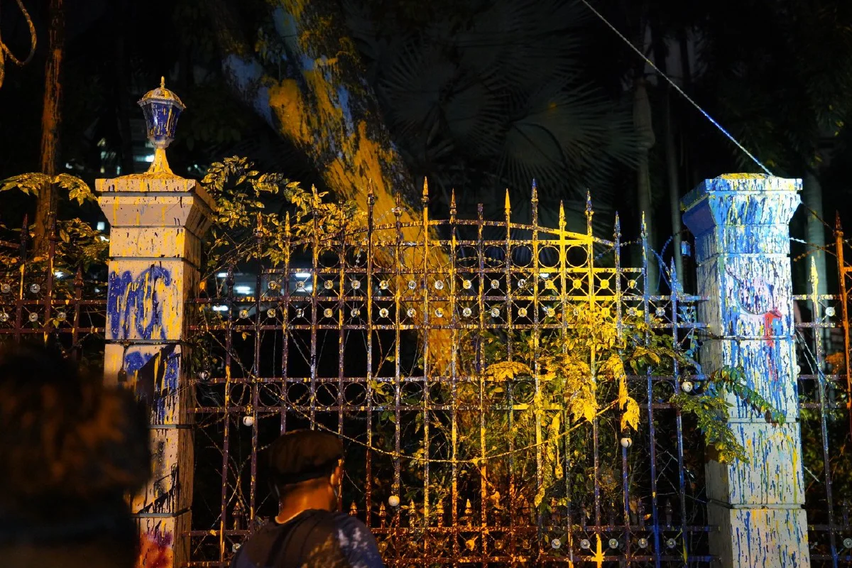 เละ!ภาพชุดสภาพหน้าสำนักงานตำรวจแห่งชาติหลังม็อบสาดสีใส่