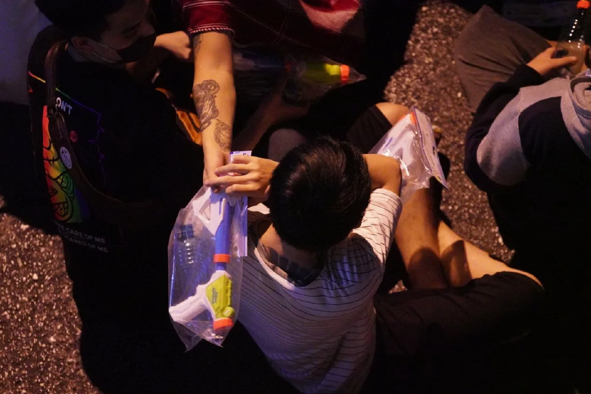 ม็อบแจกปืนฉีดน้ำให้มวลชนหน้าสตช. แกนนำลั่นขอเอาคืนตำรวจ