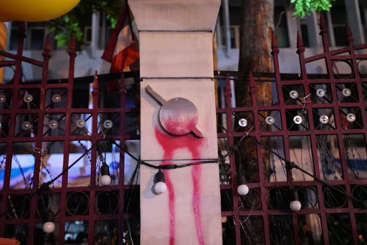 ม็อบจัดกิจกรรมสาดสี-ฉีดน้ำหน้าสตช.โต้กลับตำรวจ