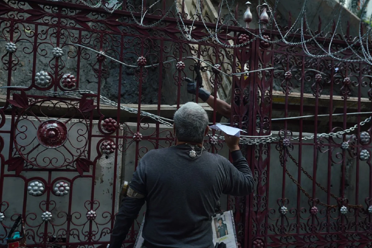 ตร.นำรถบรรทุกจอดขวางประตูทางเข้าสตช.ป้องกันม็อบบุก