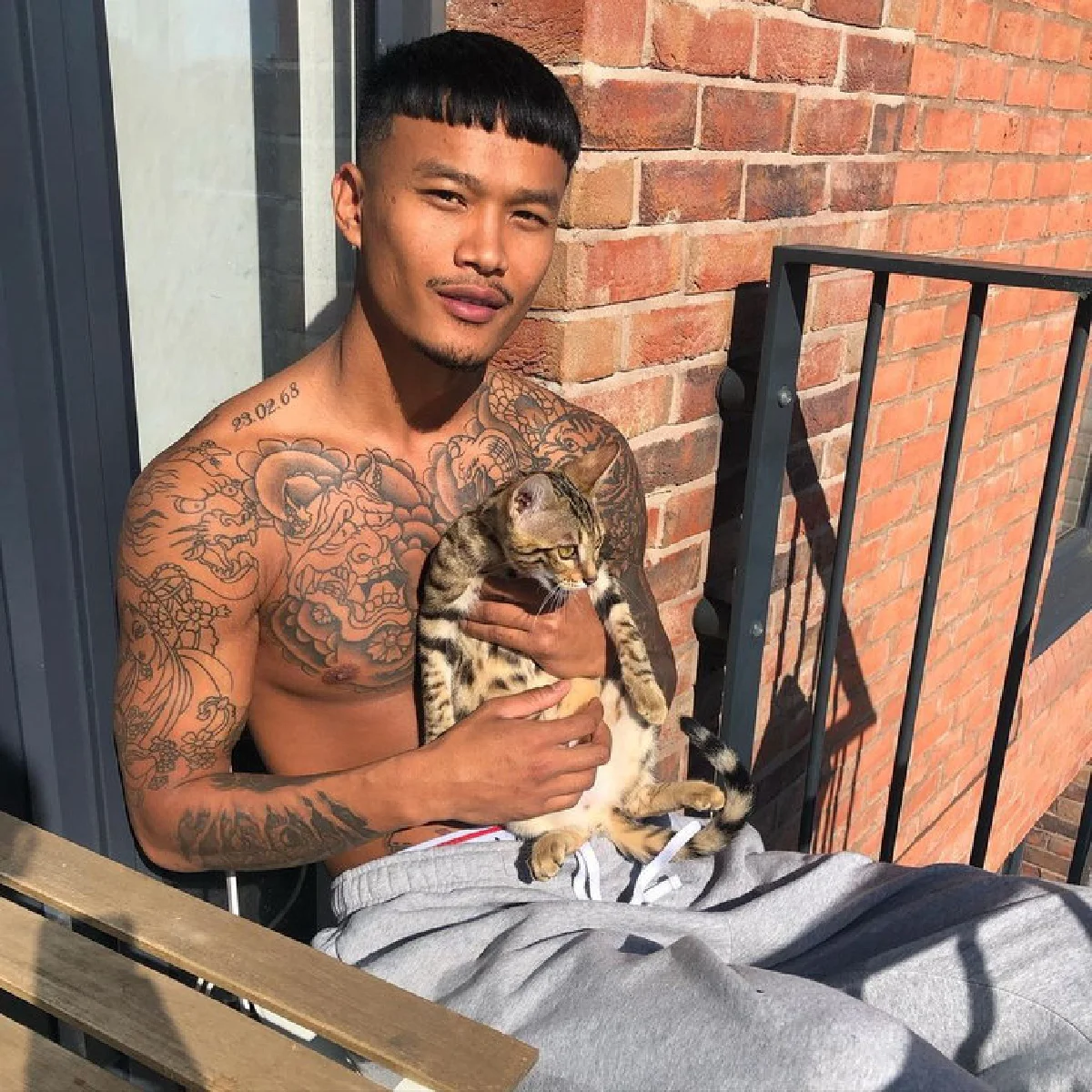 ศักดิ์ สระแก้ว นายแบบคนดังเชื้อสายไทย อัดคลิปเว้าลาวขอบคุณแฟนๆ