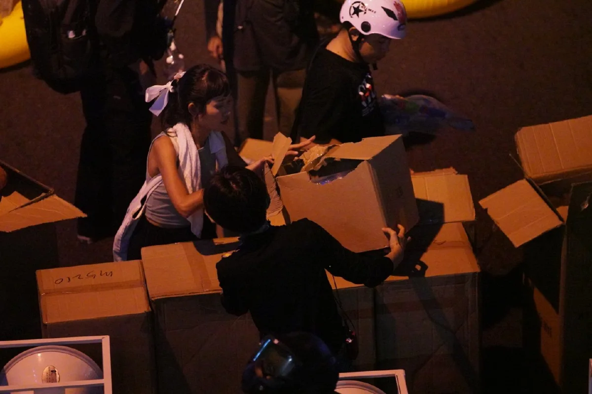 ม็อบแจกปืนฉีดน้ำให้มวลชนหน้าสตช. แกนนำลั่นขอเอาคืนตำรวจ