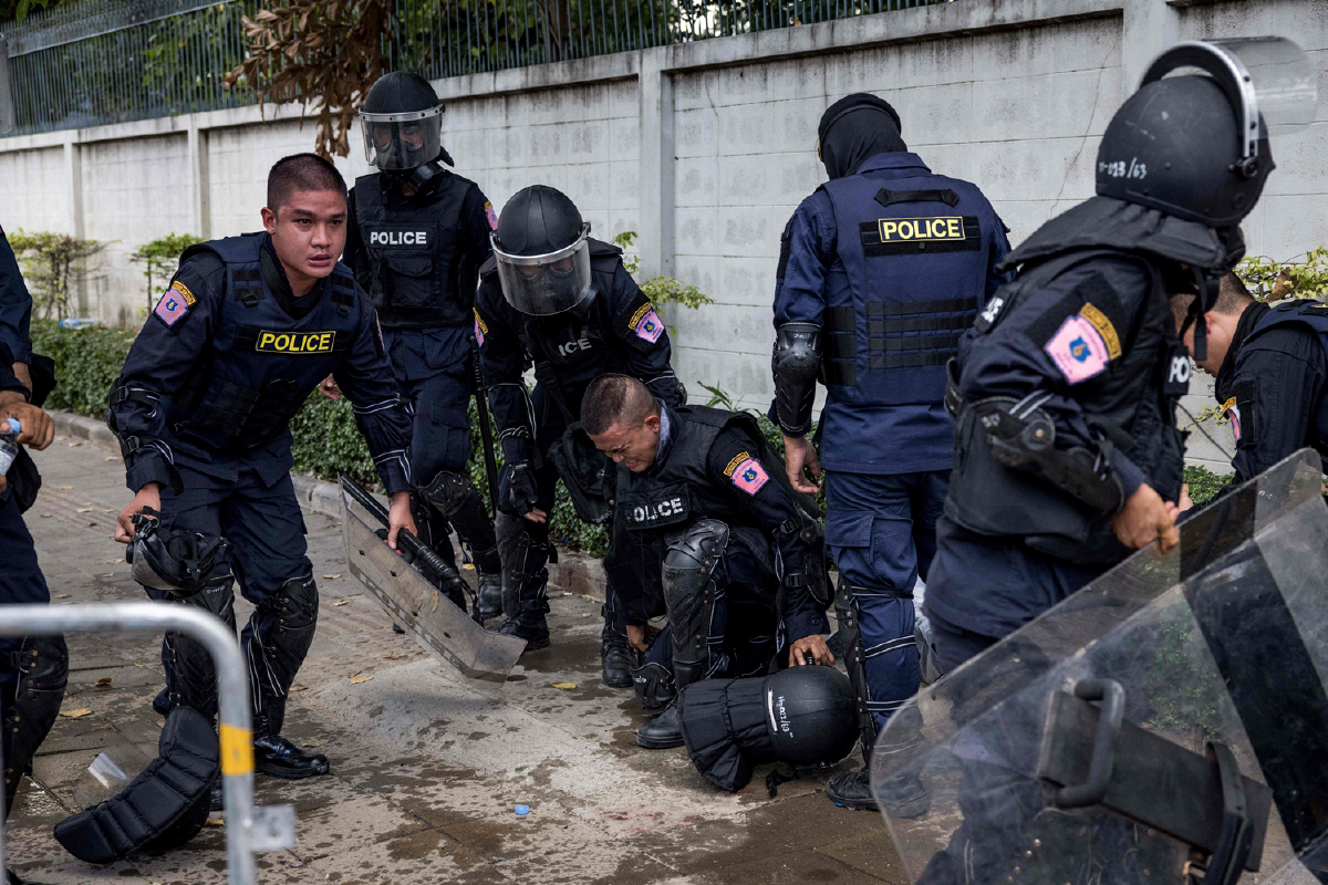 ฝ่าม่านแก๊สน้ำตาผ่าเลนส์สื่อนอกมองประท้วงในไทย