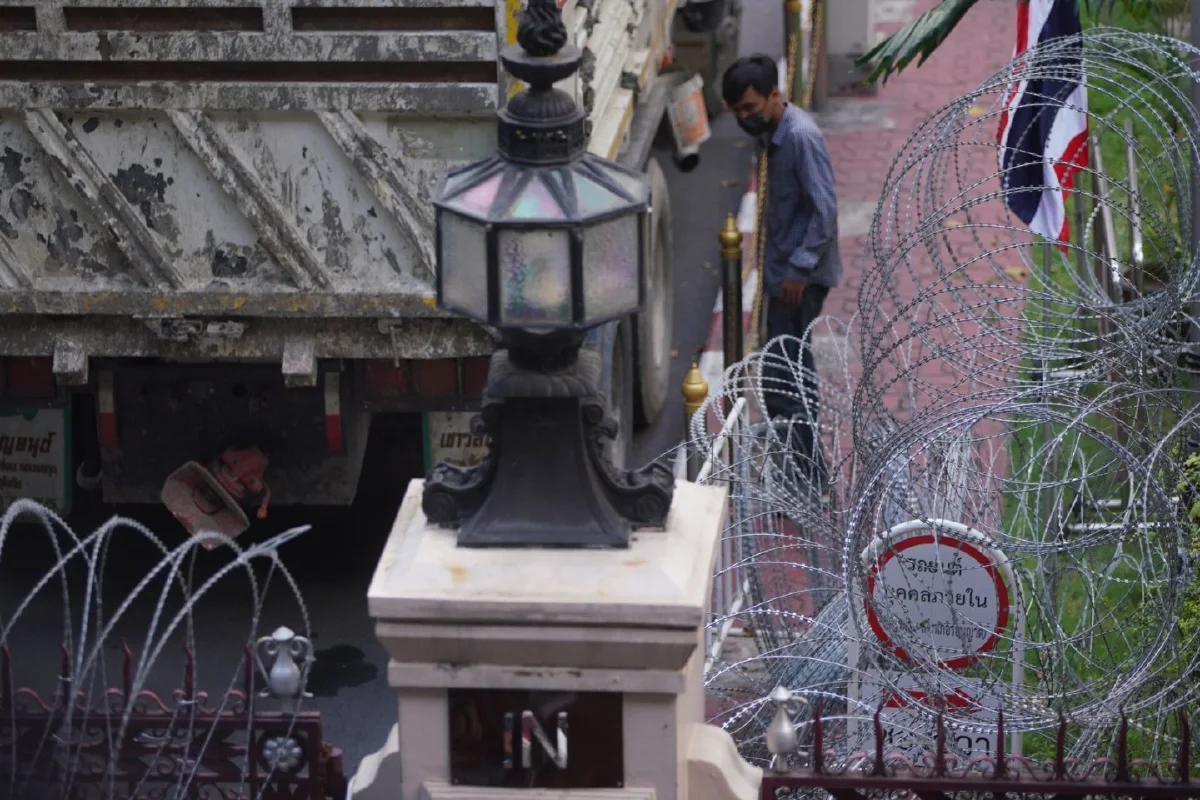 ตร.นำรถบรรทุกจอดขวางประตูทางเข้าสตช.ป้องกันม็อบบุก