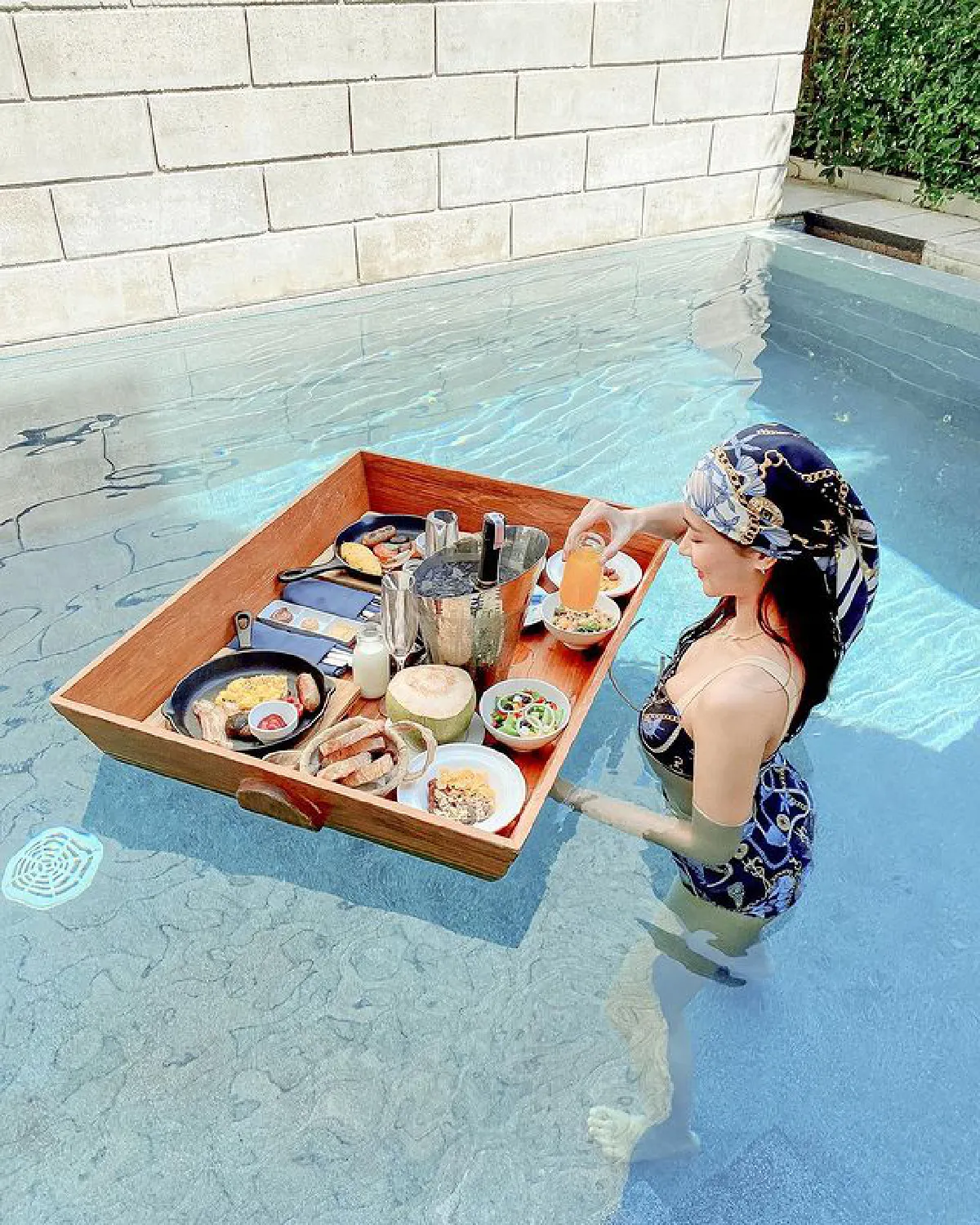 มีแฟนมาคุม! วิว เซ็กซี่สุดปังในชุดว่ายน้ำ งานนี้ เจษ รับหน้าที่ตากล้องส่วนตัว 